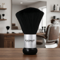 Cepillo de barbero Ragnar negro con cerdas de nylon sobre una estación de barbería profesional
